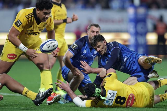 Castres' French fly-half Pierre Popelin (R) fights for the ball with La Rochelle's French flanker Gregory Alldritt (2R) during the French Top 14 rugby union match between Castres Olympique and Stade Rochelais (La Rochelle) at the Stade Pierre Fabre in Castres, southern France on February 28, 2026. (Photo by Valentine CHAPUIS / AFP)
