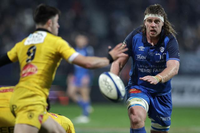 Castres' Australian lock Thomas Staniforth (R) charges down the ball during the French Top 14 rugby union match between Castres Olympique and Stade Rochelais (La Rochelle) at the Stade Pierre Fabre in Castres, southern France on February 28, 2026. (Photo by Valentine CHAPUIS / AFP)