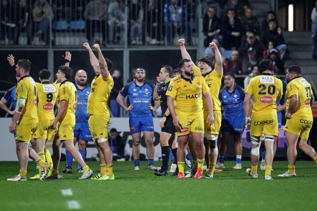 La Rochelle's players celebrate at the end of the French Top 14 rugby union match between Castres Olympique and Stade Rochelais (La Rochelle) at the Stade Pierre Fabre in Castres, southern France on February 28, 2026. (Photo by Valentine CHAPUIS / AFP)
