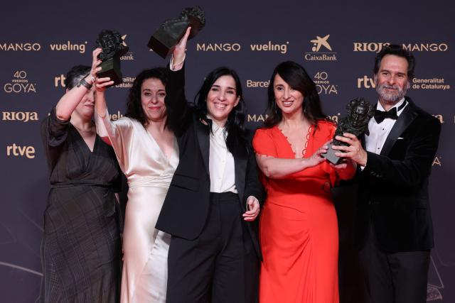 Spanish film director Alauda Ruiz de Azua (C) and the producers of "Los Domingos" (Sundays) pose with their Goya awards during the 40th Goya awards ceremony at the Auditori Forum CCIB in Barcelona, on February 28, 2026. (Photo by Josep LAGO / AFP)