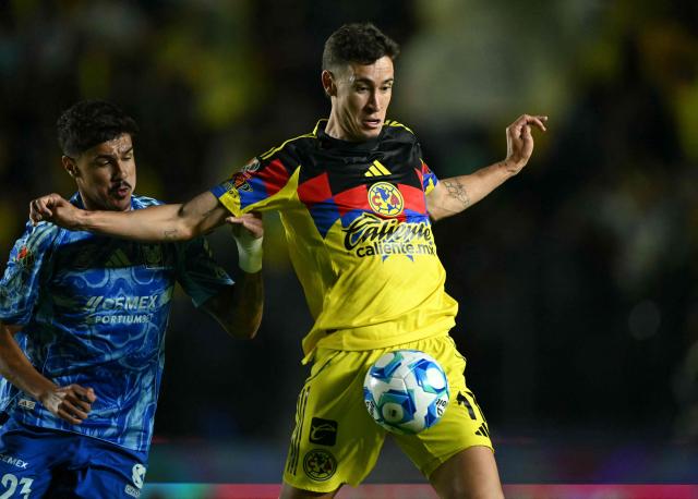 Tigres' Brazilian midfielder #23 Romulo Zwarg and America's Brazilian midfielder #17 Rodrigo Dourado fight for the ball during the Liga MX Clausura tournament football match between America and Tigres at the Ciudad de los Deportes Stadium in Mexico City on February 28, 2026. (Photo by Yuri CORTEZ / AFP)