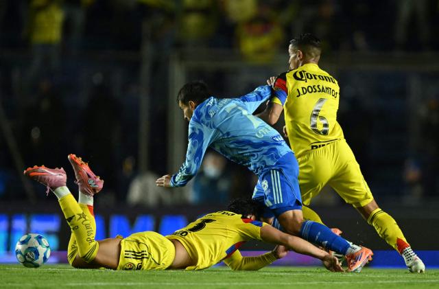 Tigres' Argentine forward #07 Angel Correa, America's midfielder #13 Alan Cervantes and midfielder #06 Jonathan dos Santos fight for the ball during the Liga MX Clausura tournament football match between America and Tigres at the Ciudad de los Deportes Stadium in Mexico City on February 28, 2026. (Photo by Yuri CORTEZ / AFP)
