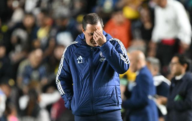 America's Brazilian head coach Andre Jardine reacts during the Liga MX Clausura tournament football match between America and Tigres at the Ciudad de los Deportes Stadium in Mexico City on February 28, 2026. (Photo by Yuri CORTEZ / AFP)
