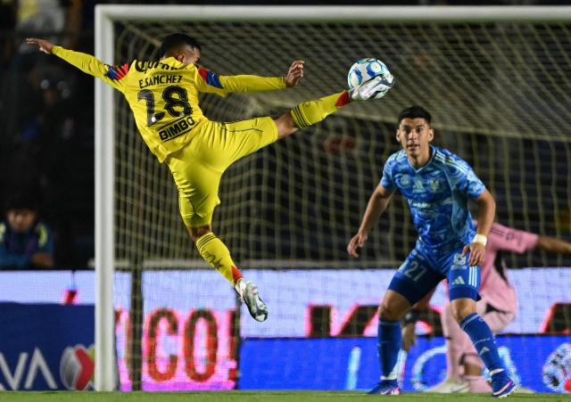 America's midfielder #28 Erick Sanchez kicks the ball next to Tigres' defender #27 Jesus Angulo during the Liga MX Clausura tournament football match between America and Tigres at the Ciudad de los Deportes Stadium in Mexico City on February 28, 2026. (Photo by Yuri CORTEZ / AFP)