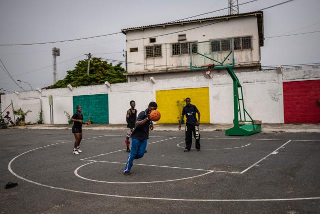 Basketball players compete during a game at the One Nation Skatepark in Lome on February 28, 2026. (Photo by OLYMPIA DE MAISMONT / AFP)