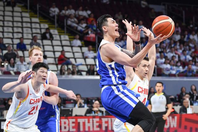 Taiwan's Chen Liu (L) tries a reverse lay-up against China's Liao Sanning during the 2027 FIBA Basketball World Cup Asian qualifier first round group B match between China and Taiwan at the Mall of Asia Arena in Pasay city, Metro manila on March 1, 2026. (Photo by Ted ALJIBE / AFP)