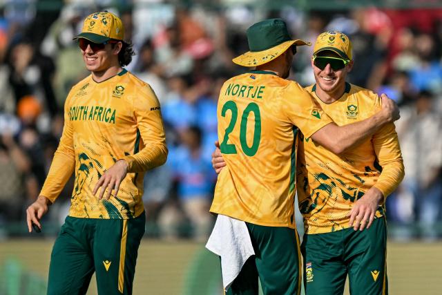 South Africa's David Miller (R) celebrates with teammates after taking a catch to dismiss Zimbabwe's captain Sikandar Raza during the 2026 ICC Men's T20 Cricket World Cup Super Eights match between Zimbabwe and South Africa at the Arun Jaitley Stadium in New Delhi on March 1, 2026. (Photo by Sajjad HUSSAIN / AFP)