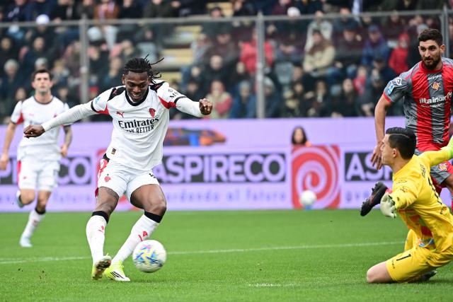 AC Milan's Portuguese forward #10 Rafael Leao (L) takes a shot in front of Cremonese's Indonesian goalkeeper #1 Emil Audero (R) during the Italian Serie A football match between Cremonese and AC Milan at the Giovanni Zini Stadium in Cremona on March 1, 2026. (Photo by Piero CRUCIATTI / AFP)