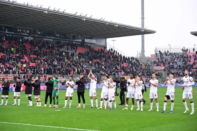 AC Milan players celebrate at the end of the Italian Serie A football match between US Cremonese and AC Milan at the Giovanni Zini Stadium in Cremona, nothern Italy on March 1, 2026. (Photo by Piero CRUCIATTI / AFP)