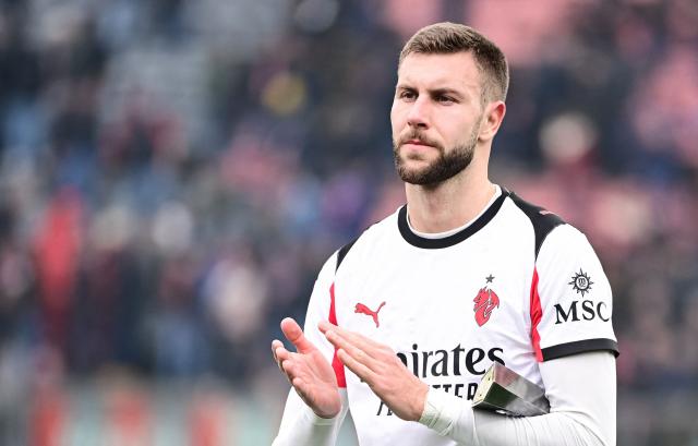 AC Milan's Serbian defender #31 Strahinja Pavlovic applauds at the end of the Italian Serie A football match between US Cremonese and AC Milan at the Giovanni Zini Stadium in Cremona, nothern Italy on March 1, 2026. (Photo by Piero CRUCIATTI / AFP)
