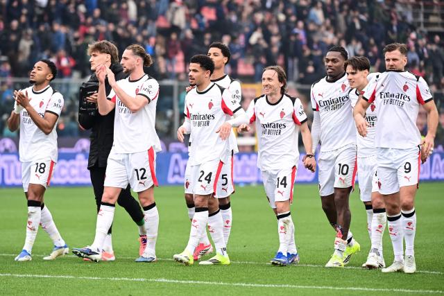 AC Milan players celebrate at the end of the Italian Serie A football match between US Cremonese and AC Milan at the Giovanni Zini Stadium in Cremona, nothern Italy on March 1, 2026. (Photo by Piero CRUCIATTI / AFP)