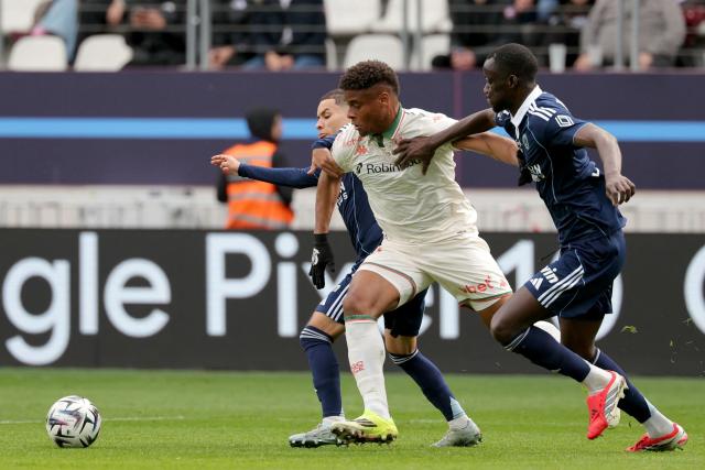 Nice's Spanish forward #90 Kevin Carlos (C) vies with Paris FC's French midfielder #10 Ilan Kebbal (L) and Paris FC's Senegalese defender #05 Moustapha Mbow (R) during the French L1 football match between Paris FC and OGC Nice at the Stade Jean-Bouin in Paris on March 1, 2026. (Photo by Thomas SAMSON / AFP)