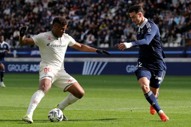 Nice's Spanish forward #90 Kevin Carlos (L) dribbles past Paris FC's defender #42 Diego Coppola (R) during the French L1 football match between Paris FC and OGC Nice at the Stade Jean-Bouin in Paris on March 1, 2026. (Photo by Thomas SAMSON / AFP)