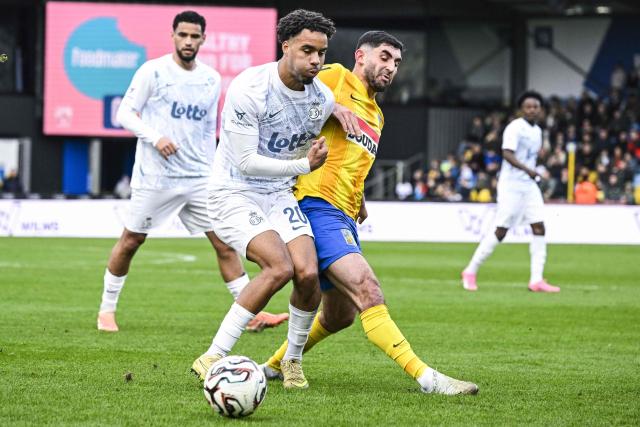 Royale Union Saint-Gilloise's Swiss forward #20 Marc Giger (L) fights for the ball with Westerlo's Turkish forward #34 Dogucan Haspolat during a Belgian Pro League football match between KVC Westerlo and Royale Union Saint-Gilloise at Het Kuipje stadium in Westerlo on March 1, 2026. (Photo by Tom Goyvaerts / Belga / AFP) / Belgium OUT