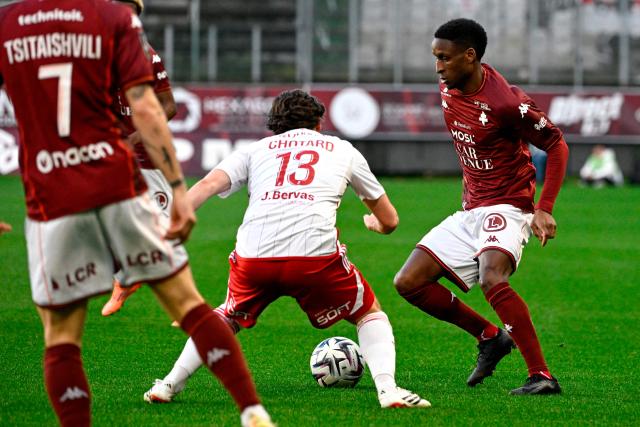 Metz' Senegalese defender #70 Bouna Sarr (R) fights for the ball with Brest's French midfielder #13 Joris Chotard (C) during the French L1 football match between FC Metz and Stade Brestois 29 (Brest) at the Saint-Symphorien stadium in Longeville-les-Metz, eastern France on March 1, 2026. (Photo by Jean-Christophe VERHAEGEN / AFP)