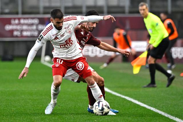Brest's French forward #10 Romain Del Castillo (L) fights for the ball with Metz' French defender #02 Maxime Colin during the French L1 football match between FC Metz and Stade Brestois 29 (Brest) at the Saint-Symphorien stadium in Longeville-les-Metz, eastern France on March 1, 2026. (Photo by Jean-Christophe VERHAEGEN / AFP)