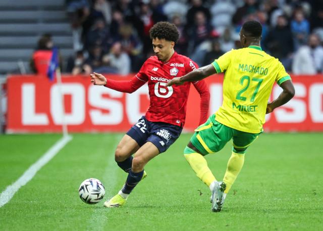 Lille's Portuguese defender #22 Tiago Santos (L) fights for the ball with Nantes' Colombian defender #27 Deiver Machado during the French L1 football match between Lille LOSC and FC Nantes at the Stade Pierre-Mauroy in Villeneuve-d'Ascq, northern France, on March 1, 2026. (Photo by Francois LO PRESTI / AFP)