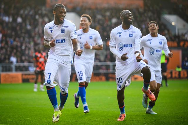 Auxerre's French forward #07 Josue Casimir (L) celebrates after scoringa goal during the French L1 football match between FC Lorient and AJ Auxerre at the Stade du Moustoir in Lorient, western France on March 1, 2026. (Photo by Loic VENANCE / AFP)