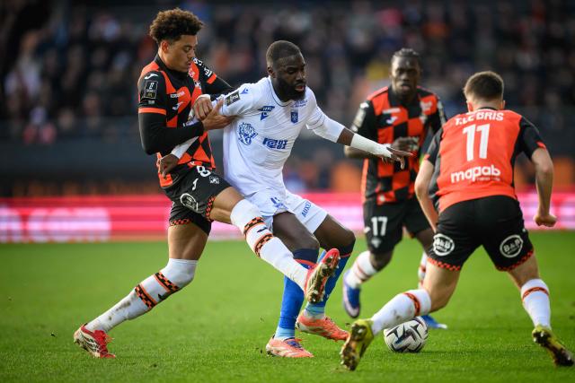 Lorient's French midfielder #08 Noah Cadiou  (L) fights for the ball with Auxerre's Malian forward #10 Lassine Sinayoko during the French L1 football match between FC Lorient and AJ Auxerre at the Stade du Moustoir in Lorient, western France on March 1, 2026. (Photo by Loic VENANCE / AFP)