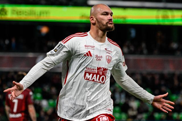 Brest's French forward #19 Ludovic Ajorque celebrates after scoring his team's first goal during the French L1 football match between FC Metz and Stade Brestois 29 (Brest) at the Saint-Symphorien stadibum in Longeville-les-Metz, eastern France on March 1, 2026. (Photo by Jean-Christophe VERHAEGEN / AFP)