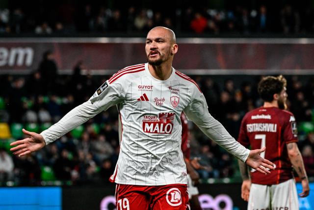 Brest's French forward #19 Ludovic Ajorque celebrates after scoring his team's first goal during the French L1 football match between FC Metz and Stade Brestois 29 (Brest) at the Saint-Symphorien stadibum in Longeville-les-Metz, eastern France on March 1, 2026. (Photo by Jean-Christophe VERHAEGEN / AFP)