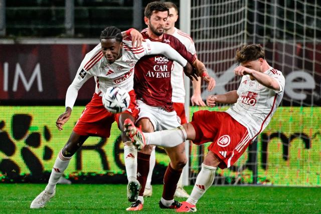 Metz's Georgian forward #11 Giorgi Kvilitaia (C) fights for the ball with Brest's Ivorian defender #04 Junior Diaz (L) and Brest’s French midfielder #08 Hugo Magnetti (R) during the French L1 football match between FC Metz and Stade Brestois 29 (Brest) at the Saint-Symphorien stadium in Longeville-les-Metz, eastern France on March 1, 2026. (Photo by Jean-Christophe VERHAEGEN / AFP)