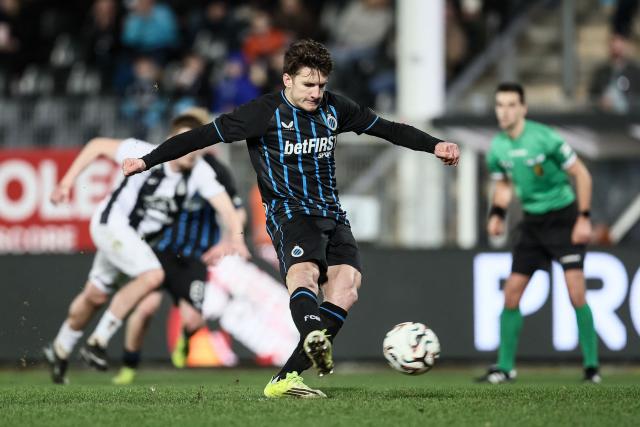 Club Brugge's Greek forward #08 Christos Tzolis (C) successfully converts a penalyt to score Club's first goal during the Belgian "Pro League" First Division football match between Royal Charleroi and Club Brugge KV at the Stade du Pays de Charleroi, in Charleroi, on March 1, 2026. (Photo by BRUNO FAHY / BELGA / AFP) / Belgium OUT