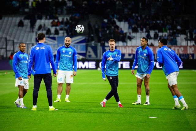 Marseille's players warm up ahead of the French L1 football match between Olympique de Marseille (OM) and Olympique Lyonnais (OL) at the Stade Velodrome in Marseille, southern France, on March 1, 2026. (Photo by CLEMENT MAHOUDEAU / AFP)
