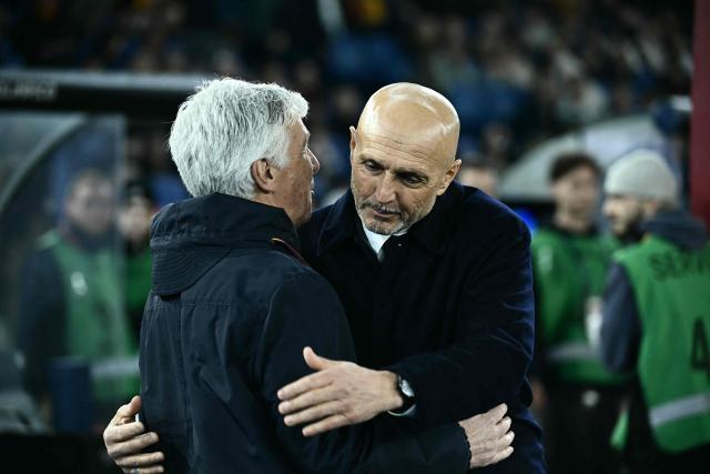 Roma's head coach Gian Piero Gasperini (L) and Juventus' Italian coach Luciano Spalletti (R) embrace ahead of the Italian Serie A football match between AS Roma and Juventus at the Olympic Stadium in Rome on March 1, 2026. (Photo by Filippo MONTEFORTE / AFP)