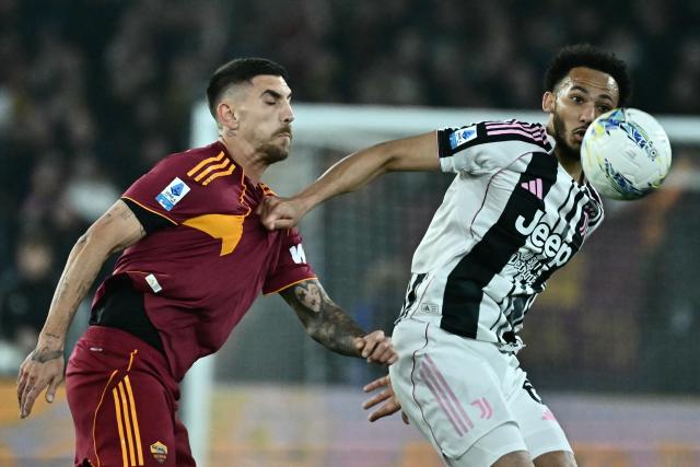 Roma's Italian midfielder #07 Lorenzo Pellegrini (L) and Juventus' English defender #06 Lloyd Kelly (R) fight for the ball during the Italian Serie A football match between AS Roma and Juventus at the Olympic Stadium in Rome on March 1, 2026. (Photo by Filippo MONTEFORTE / AFP)