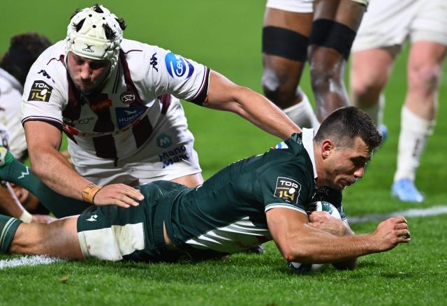 Pau's French centre Nathan Decron (R) scores a try during the French Top14 rugby union match between Section Paloise Bearn Pyrenees (Pau) and Union Bordeaux Begles at the Stade du Hameau stadium in Pau, south-western France on March 1, 2026. (Photo by Gaizka IROZ / AFP)