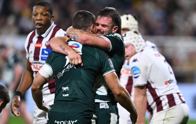 Pau's French centre Nathan Decron (L) and South-African centre Reece Hewat celebrate after scoring a try during the French Top14 rugby union match between Section Paloise Bearn Pyrenees (Pau) and Union Bordeaux Begles at the Stade du Hameau stadium in Pau, south-western France on March 1, 2026. (Photo by Gaizka IROZ / AFP)