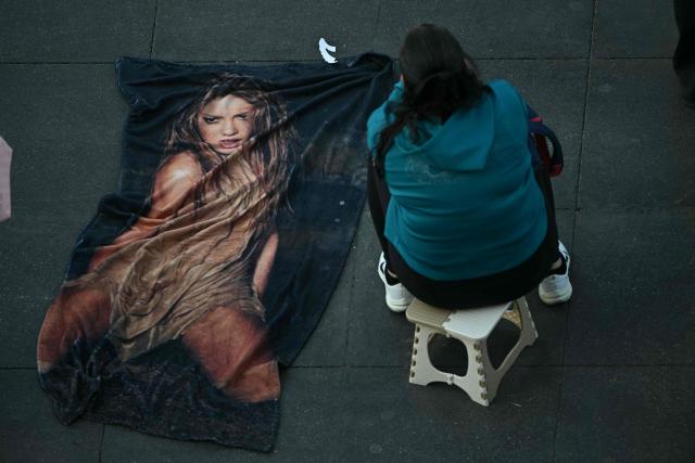 A fan of Colombian singer Shakira waits for her free concert at Zocalo square in Mexico City on March 1, 2026. (Photo by Yuri CORTEZ / AFP)