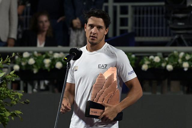 Italy's Luciano Darderi speaks while holding the trophy after winning the ATP Santiago Open men's singles tennis final match against Germany's Yannick Hanfmann at the Club San Carlos de Apoquindo in Santiago on March 1, 2026. (Photo by Rodrigo ARANGUA / AFP)