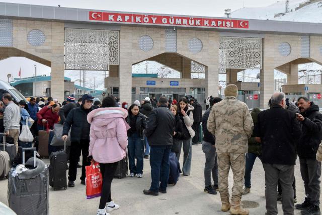 Iranian nationals arrive in northeastern Turkey after passing through the Razi-Kapikoy border crossing in Van, on March 2, 2026 as Turkey and Iran have mutually suspended day-trip crossings at their border, Turkey's trade minister said as Israeli-US strikes continued to pound the Islamic Republic. (Photo by Ali IHSAN OZTURK / AFP)