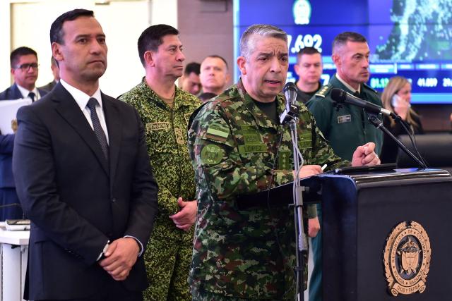 Commander-in-Chief of the Colombian Armed Forces, Hugo Lopez Barreto (C), speaks next to Defense Minister, Pedro Arnulfo Sanchez (L), during a press conference to inform about the security measures to be implemented for the next legislative and presidential elections at the National Police headquarters in Bogota on March 2, 2026. Colombia will hold legislative elections on March 8 and presidential elections on May 31. (Photo by Pablo VERA / AFP)
