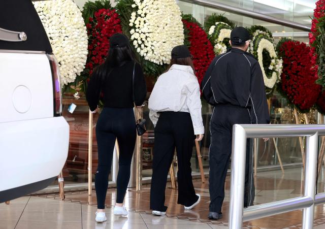 An army soldier stands guard outside La Paz funeral home, during the wake of drug trafficker Nemesio "El Mencho" Oseguera in Guadalajara, Jalisco state, Mexico, on March 2, 2026. Mexican soldiers watched over the funeral of Oseguera, who died on February 22 during a military operation. (Photo by Ulises RUIZ / AFP)