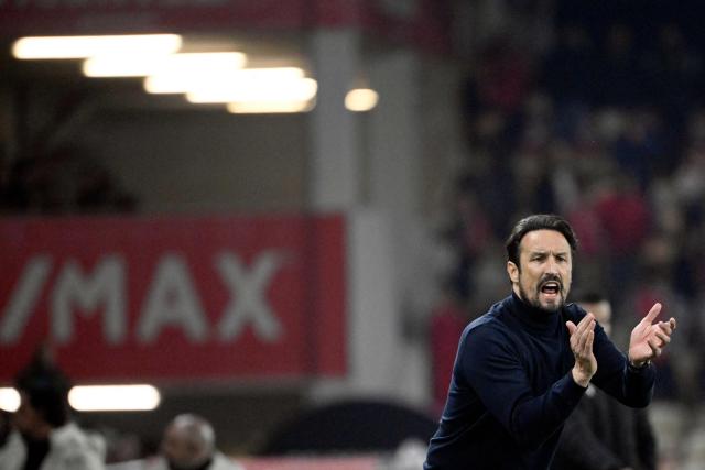 Gil Vicente's Portuguese coach Cesar Peixoto claps during the Portuguese league football match between Gil Vicente FC and SL Benfica at Cidade de Barcelos stadium in Barcelos on March 2, 2026. (Photo by Miguel RIOPA / AFP)