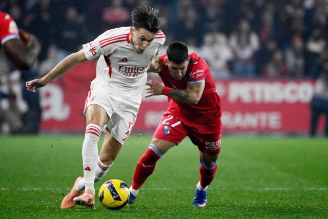 SL Benfica's Bosnian defender #17 Amar Dedic and Gil Vicente's Uruguayan forward #27 Agustin Moreira fight for the ball during the Portuguese league football match between Gil Vicente FC and SL Benfica at Cidade de Barcelos stadium in Barcelos on March 2, 2026. (Photo by Miguel RIOPA / AFP)