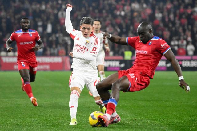 SL Benfica's Argentine forward #25 Gianluca Prestianni (C) and Gil Vicente's Angolan defender #39 Jonathan Buatu fight for the ball during the Portuguese league football match between Gil Vicente FC and SL Benfica at Cidade de Barcelos stadium in Barcelos on March 2, 2026. (Photo by Miguel RIOPA / AFP)