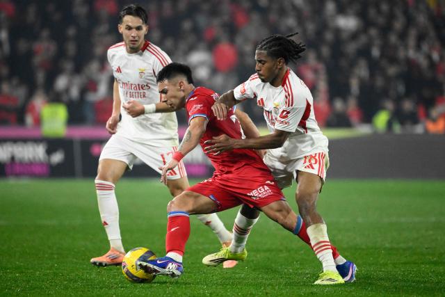 SL Benfica's Luxembourgish midfielder #18 Leandro Barreiro and Gil Vicente's Uruguayan forward #27 Agustin Moreira (C) fight for the ball during the Portuguese league football match between Gil Vicente FC and SL Benfica at Cidade de Barcelos stadium in Barcelos on March 2, 2026. (Photo by Miguel RIOPA / AFP)