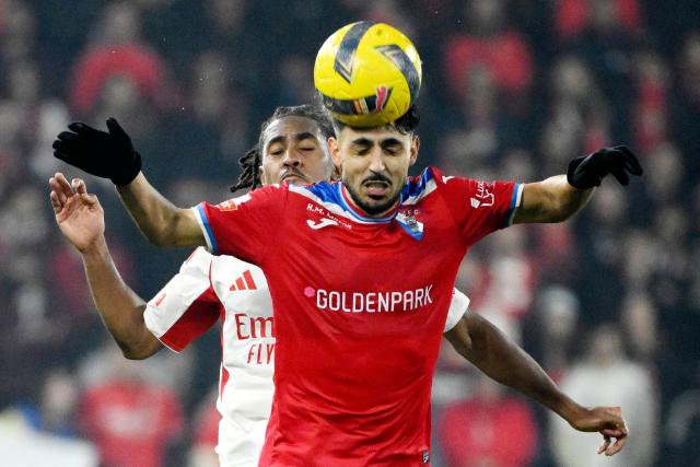 Gil Vicente's Portuguese midfielder #10 Luis Esteves (R) wins a header against SL Benfica's Luxembourgish midfielder #18 Leandro Barreiro during the Portuguese league football match between Gil Vicente FC and SL Benfica at Cidade de Barcelos stadium in Barcelos on March 2, 2026. (Photo by Miguel RIOPA / AFP)