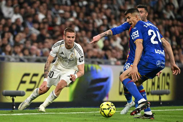 Real Madrid's Argentinian midfielder #30 Franco Mastuantono (L) and Getafe's Argentine defender #24 Zaid Romero fight for the ball  during the Spanish league football match between Real Madrid CF and Getafe CF at Santiago Bernabeu Stadium in Madrid on March 2, 2026. (Photo by Javier SORIANO / AFP)