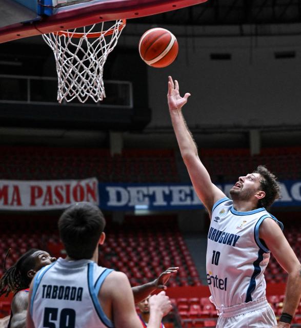 Uruguay's Emiliano Serres (R) heads to the basket during the FIBA Basketball World Cup 2027 Americas qualifiers Group D match between Cuba and Uruguay at Roberto Duran arena in Panama City on March 2, 2026. (Photo by MARTIN BERNETTI / AFP)