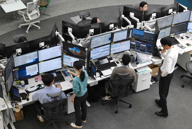 Currency dealers monitor exchange rates in a foreign exchange dealing room at the Hana Bank headquarters in Seoul on March 3, 2026. (Photo by Jung Yeon-je / AFP)