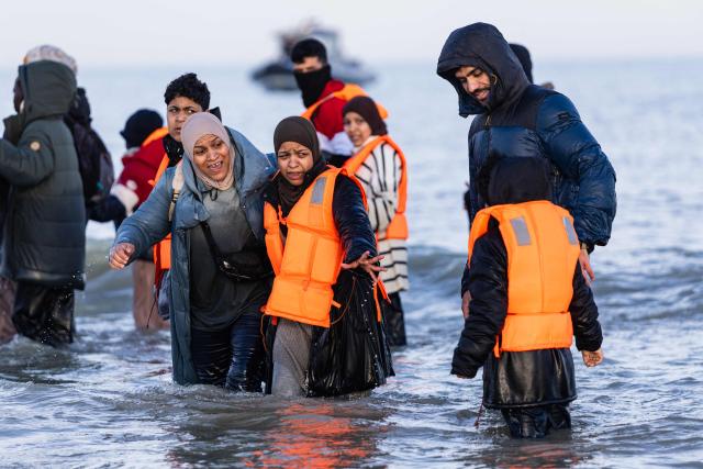 Migrants react after failing to board a smugglers' boat in an attempt to cross the English Channel off the beach of Gravelines, northern France, on March 3, 2026. At dawn on March 3, 2026, four makeshift boats left the beach at Gravelines, each carrying at least around fifty people, taking advantage of the temporary improvement in weather conditions to attempt an illegal crossing of the English Channel, AFP journalists observed. (Photo by Sameer Al-DOUMY / AFP)