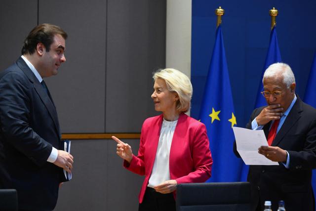 European Commission President Ursula von der Leyen (C) speaks with President of the Eurogroup Kyriakos Pierrakakis (L) next to European Council President Antonio Costa (R) prior to an inter-institutional meeting at the European Council headquarters in Brussels on March 3, 2026. kyri (Photo by Nicolas TUCAT / AFP)