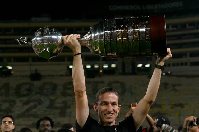 (FILES) Flamengo's head coach Filipe Luis lifts the trophy after winning the all Brazilian Copa Libertadores final football match between Palmeiras and Flamengo at Monumental 'U' Marathon stadium in Lima on November 29, 2025. Winner of the Brasileirão and Copa Libertadores in 2025, Filipe Luís was dismissed on March 3, 2026 as Flamengo's coach after a poor start to the season in which he lost the Recopa Sudamericana and the Brazilian Super Cup. (Photo by Luis ACOSTA / AFP)