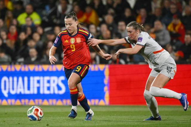 Spain's forward #09 Claudia Pina (L) is challenged by Iceland's midfielder #10 Karolina Vilhjalmsdottir during the Women's World Cup 2027 Europe Zone Qualifiers football match between Spain and Iceland at Castalia Stadium, in Castellon de la Plana, on March 3, 2026. (Photo by JOSE JORDAN / AFP)