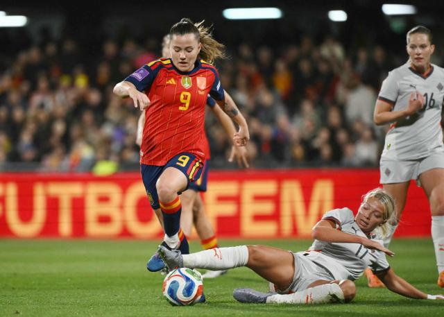 Spain's forward #09 Claudia Pina (L) is challenged by Iceland's forward #17 Ida Marin Hermannsdottir during the Women's World Cup 2027 Europe Zone Qualifiers football match between Spain and Iceland at Castalia Stadium, in Castellon de la Plana, on March 3, 2026. (Photo by JOSE JORDAN / AFP)